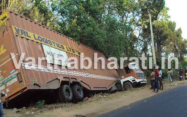 ಉಪ್ಪಿನಂಗಡಿ: ಚಾಲಕನ ನಿಯಂತ್ರಣ ತಪ್ಪಿ ರಸ್ತೆ ಬದಿಯ ಕಮರಿಗೆ ಉರುಳಿದ  ಬೃಹತ್ ಕಂಟೈನರ್, ಇಬ್ಬರಿಗೆ ಗಾಯ